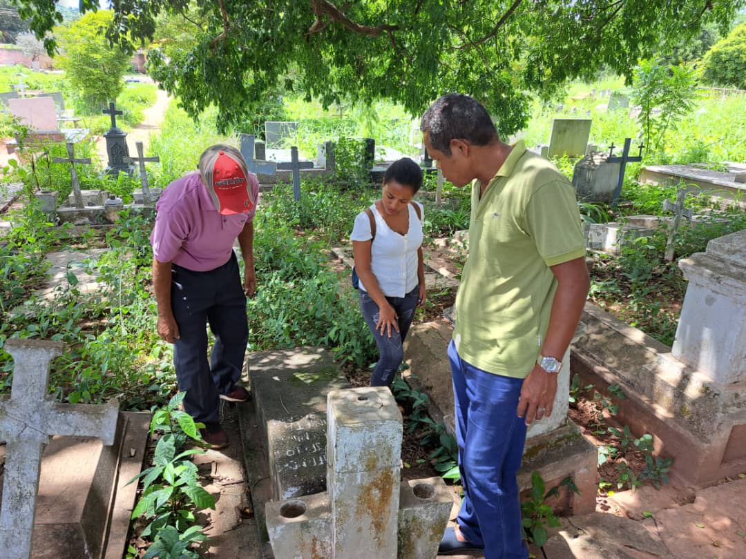 misioncultur's tweet photo. Continúa Taller de Patrimonio Cultural e Historia Local.#EnFotos📸 los participantes realizan recorrido por el pueblo,construyen inventario patrimonial,se evidencia q las tumbas denotan aspectos importantes de nuestra historia.Trabajo conjunto Ateneo de Guaribe @VeMisionCultura https://t.co/fexx1xx8WN