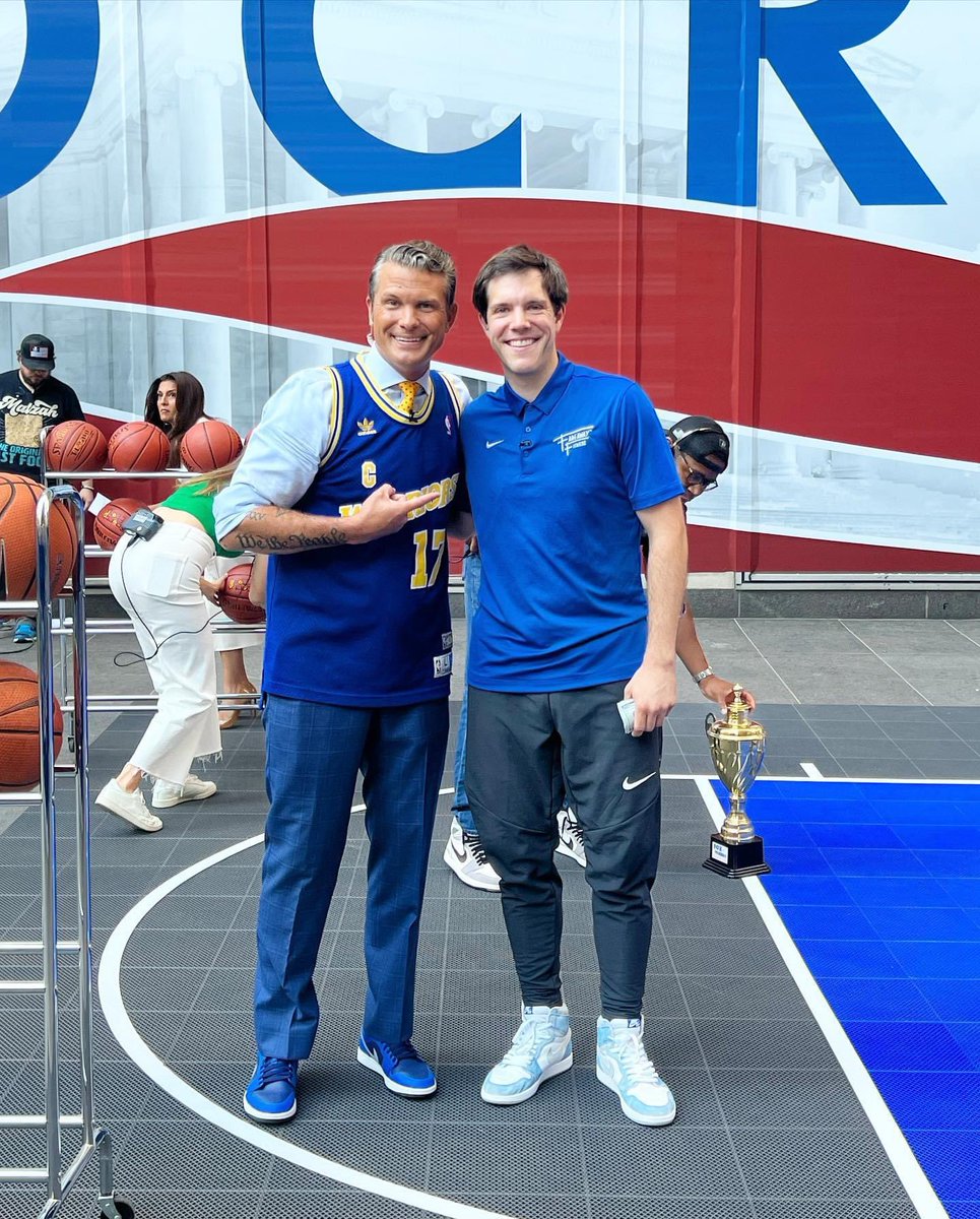 FadeawayFit's tweet image. FOX AND FRIENDS LIVE ON THE MORNING SHOW!! TODAY WAS WILD🔥🔥
This is how it ended.. My Fault Pete.. 
••
#FadeawayFitness @Fadethetrainer @PeteHegseth @foxandfriends