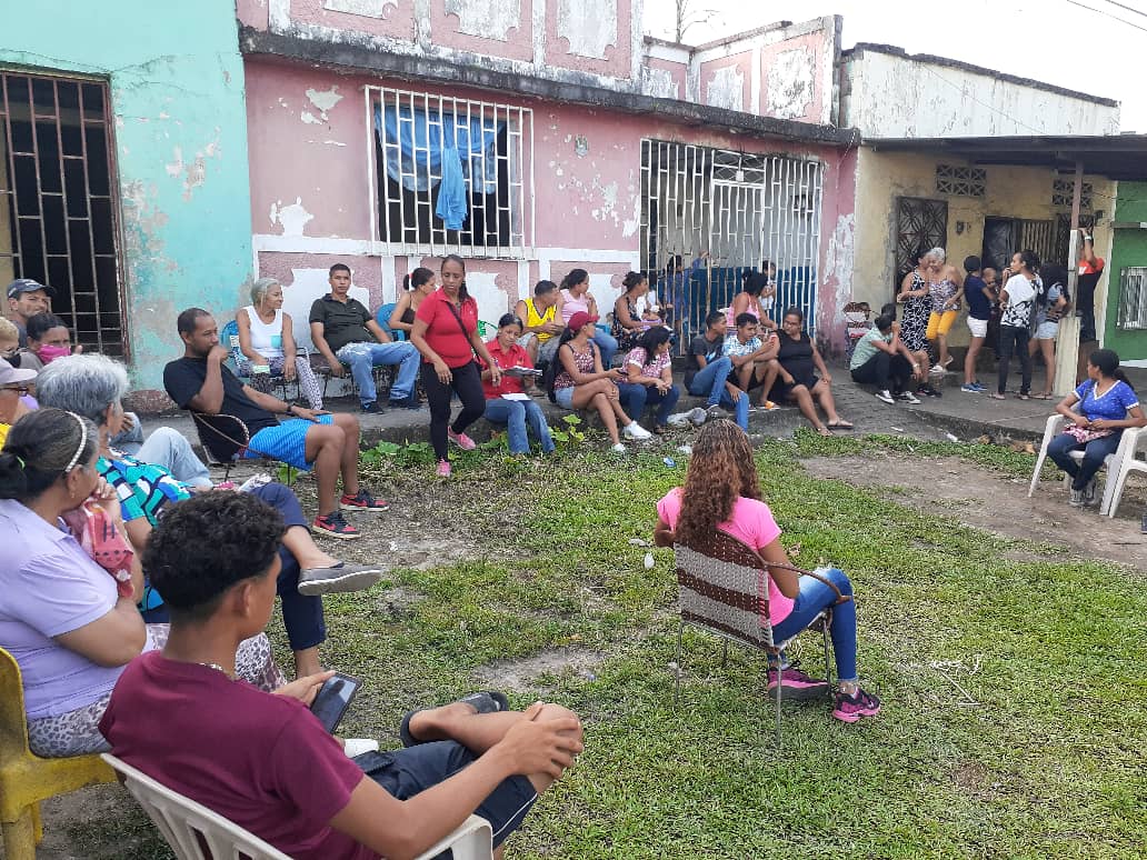 ApcCaripito's tweet photo. Comunidad del sector #PozaAzul realizó la elección de la comisión electoral rumbo a las elecciones del concejo comunal ,donde el sistema de fuerza revolucionario estuvo presente junto a la militancia Chavista.@ErnestoLunaPsuv @MonagasComunas @lanegracaripito @apcpsuvmonagas https://t.co/26SYSCMdud