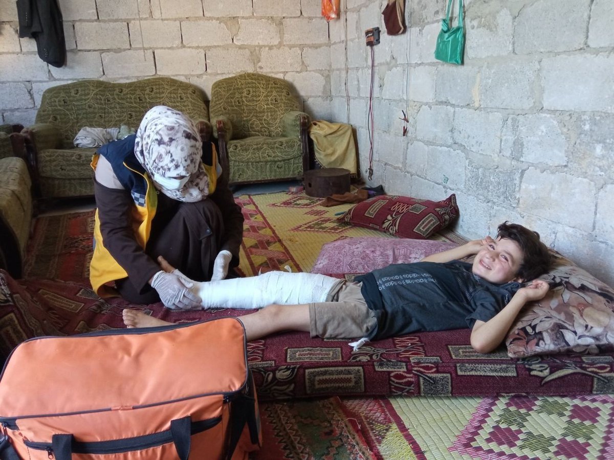 SyriaCivilDef's tweet photo. Ibrahim lives in #Eskat village north #Idlib after the regime uprooted him from his hometown south of Aleppo. He broke his leg while he was playing. #WhitHelmets Women volunteers visit him periodically and provide him with medical care to alleviate his suffering. https://t.co/VJoxKnDhu8