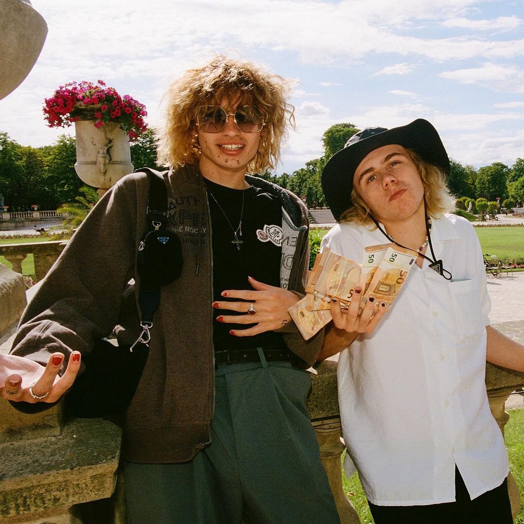thekidlaroii's tweet photo. “perhaps the most beautiful month,
love ya brudda @thekidlaroi” 

Via glaive on Instagram https://t.co/vja2rAEFHt