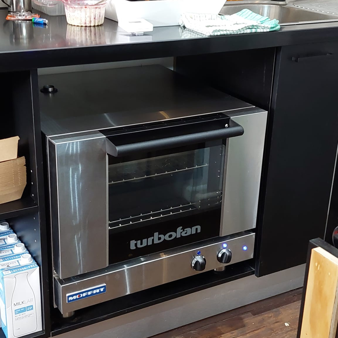 moffat_nz's tweet image. Turbofan gives you flexibility. Check out one of our recent install at Via Boffe Cafe in Australia who has placed their Turbofan under the counter as it suits their workflow. Turbofan is great as it will work around your needs.
#turbofanoven #cafeequipment #readyforservice