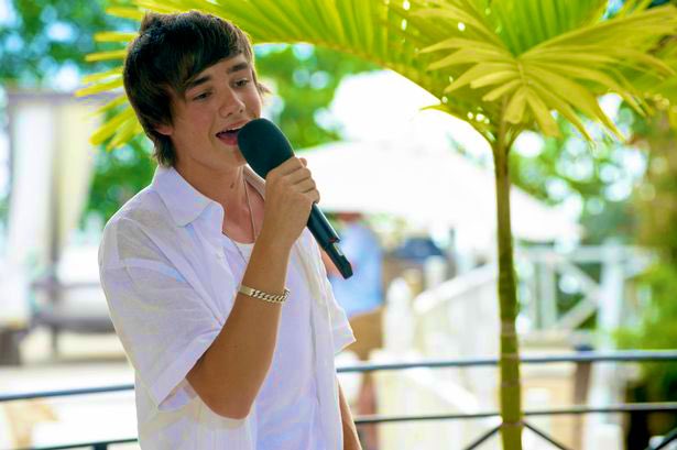 Respondan 10 canciones de 1D con WE LOVE YOU NIALL HORAN y WE LOVE YOU LIAM PAYNE

#12yearsofonedirection