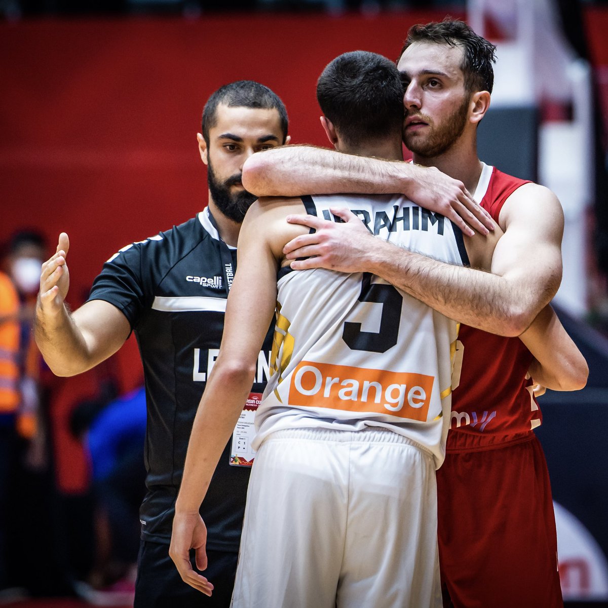 Nothing but love between two of the best guards in Asia today after one heck of a battle. ❤️

🇱🇧 Wael Arakji: 25 pts (9/17 FGs) | 3 rebs | 3 asts | 3 stls
🇯🇴 Freddy Ibrahim: 17 pts (7/14 FGs) | 5 rebs | 4 asts | 1 stl

#FIBAAsiaCup