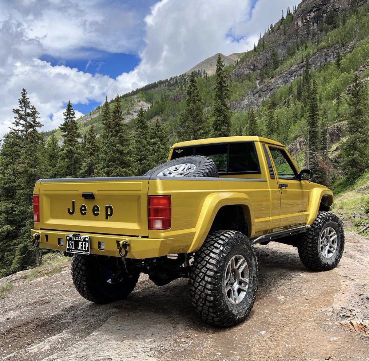 I love social media because everyday day I find a new account with awesome Jeeps that I never knew about! 

Credit: Robert / usnjeepxj