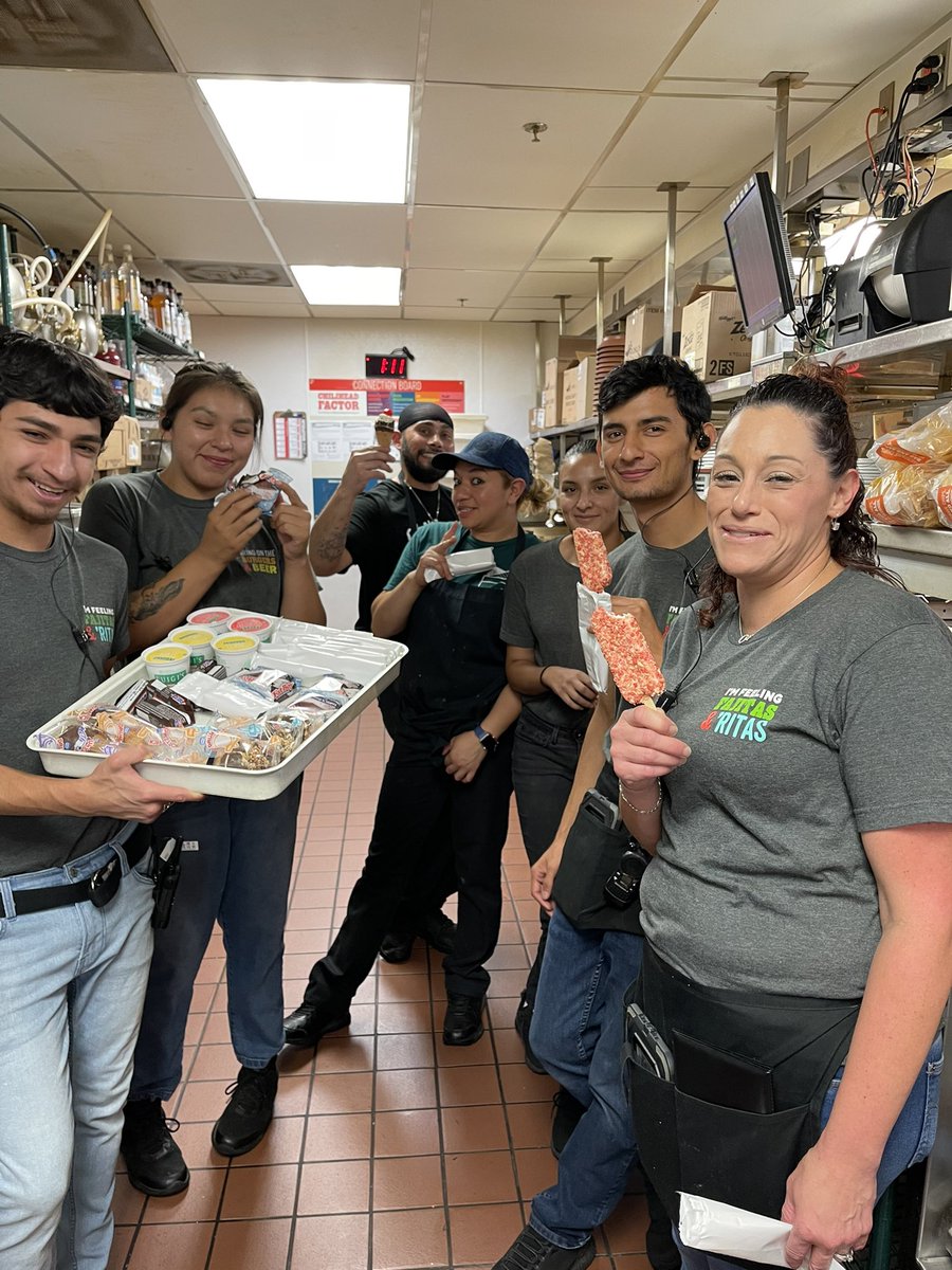AdventuresByDre's tweet photo. National Vanilla Ice Cream day means Ice Cream for everyone! #TeamSantaFe taking a quick break to smile, laugh and enjoy! #ChilisLove #CultureMatters @Robcinsf @BamBamKota25 @tjposthuma @JoeSing50728300 @JBarraza6 https://t.co/KLHSJ3YLLM
