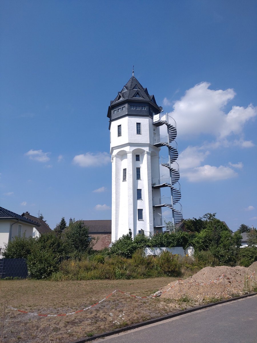 lostinnippes's tweet photo. Vorgebirge, Rösberger Wasserturm, Berggeistsee. #bergetappe #letour https://t.co/UAOqnTS0D5