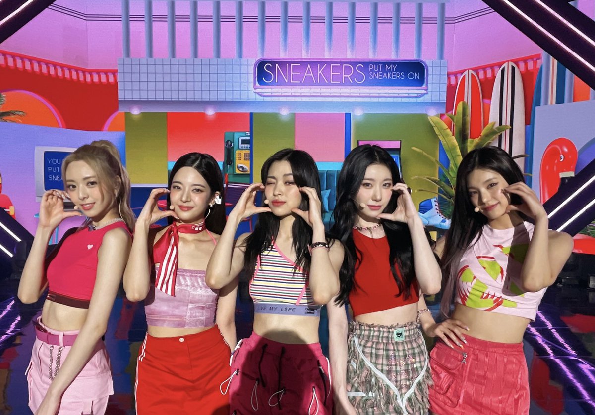 Jeongiian_'s tweet photo. Even watching ITZY's stage and MC Yeji, I liked it 708 times ZY🖤
Raise the weekend tension again with Itzy🎶 https://t.co/eHPOF8vxta