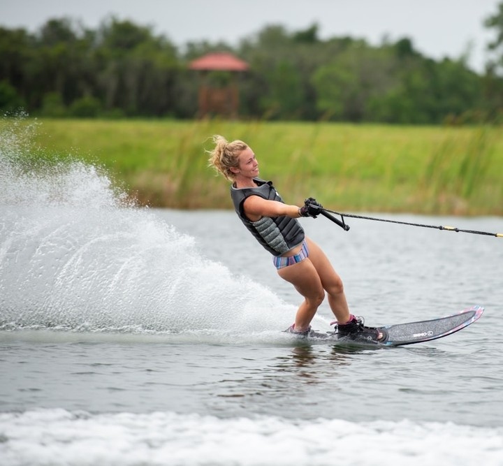 WakesportsULMTD's tweet image. Grab a ski that makes you smile. Here&apos;s Allie Nicholson on the 2022 Carbon Omni, a great ski for progression in &amp;amp; out of the course.

l8r.it/rGsP

#hoskis #syndicatewaterskis #waterski #mostfunwins #waterskiing
