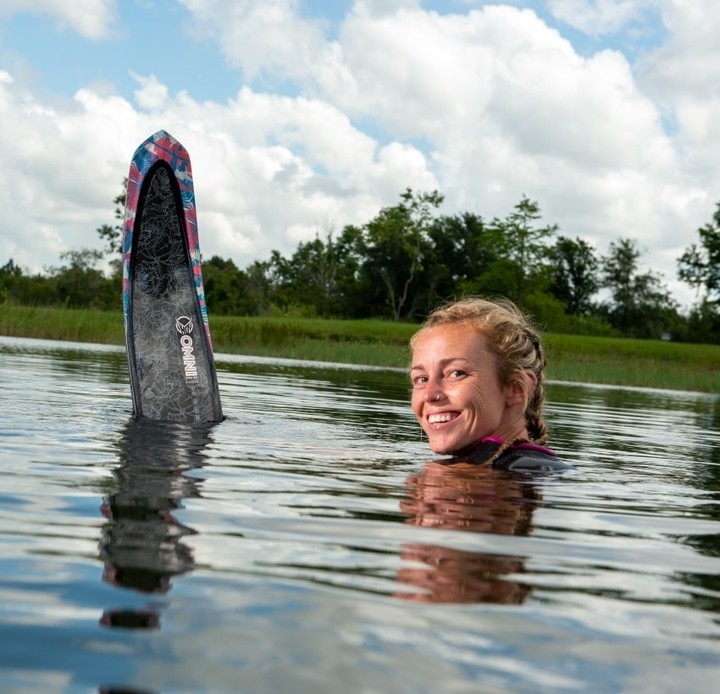 WakesportsULMTD's tweet image. Grab a ski that makes you smile. Here&apos;s Allie Nicholson on the 2022 Carbon Omni, a great ski for progression in &amp;amp; out of the course.

l8r.it/rGsP

#hoskis #syndicatewaterskis #waterski #mostfunwins #waterskiing
