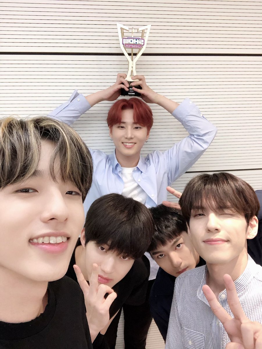 carpediemk1219k's tweet photo. 190724 쇼챔피언 1위
드디어 음악방송 🎉🎊첫 1위🎊🎉
의 영광을 안게 된 DAY6 🏆
MyDay가 받게 해준 상,
우리 함께 만든 이 청춘의 한 페이지를
잊지 않고 간직할게요!🥳
#DAY6 #데이식스 #DAY61stWin
#성진 #영케이 #원필 #도운 https://t.co/j5FggGToot