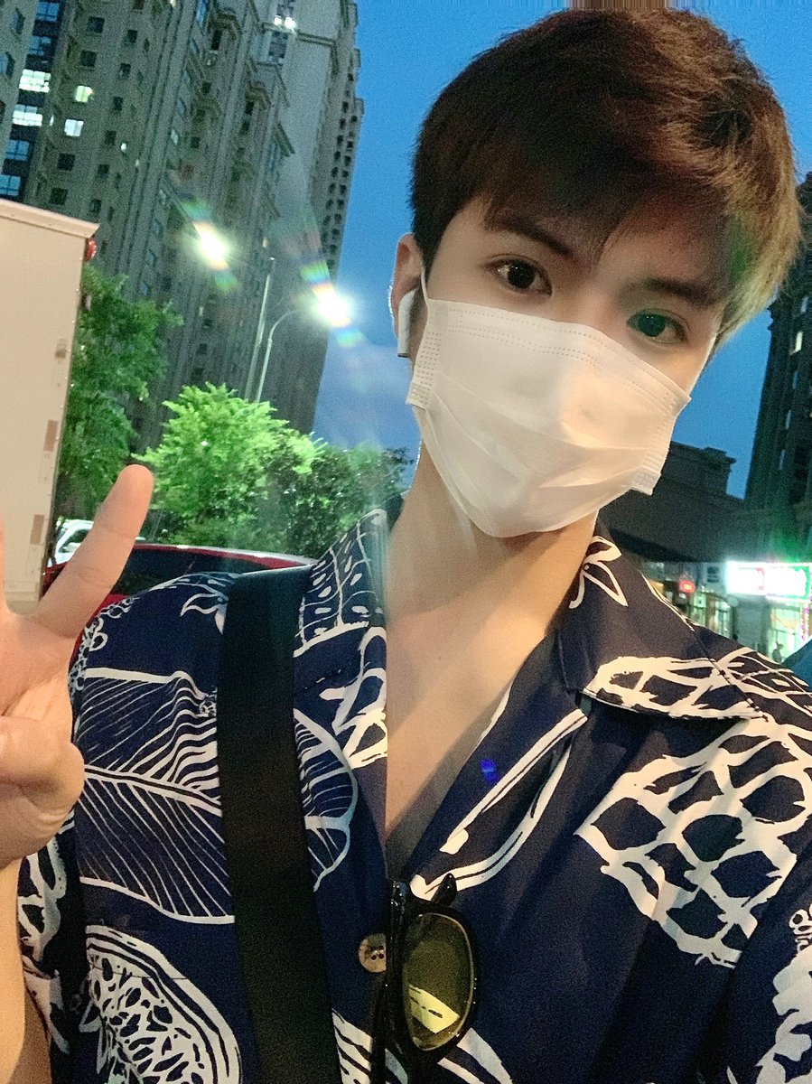 Han010711's tweet photo. 我独自浮沉于悄无声息的夜��，���受着无所归依的快乐 https://t.co/JvY8Chfnx5