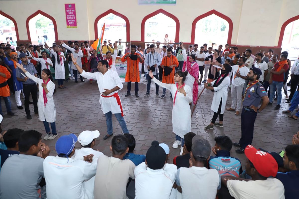 drm_lko's tweet photo. आज दिनांक 23.07.22 को लखनऊ के ऐतिहासिक चारबाग स्टेशन पर 'आज़ादी की रेलगाड़ी और स्टेशन' आइकॉनिक वीक के समापन समारोह का आयोजन किया गया। @AmritMahotsav @MinOfCultureGoI @upculturedept #AzadiKiRail #IndiaAt75 https://t.co/iK1hRX0WQU