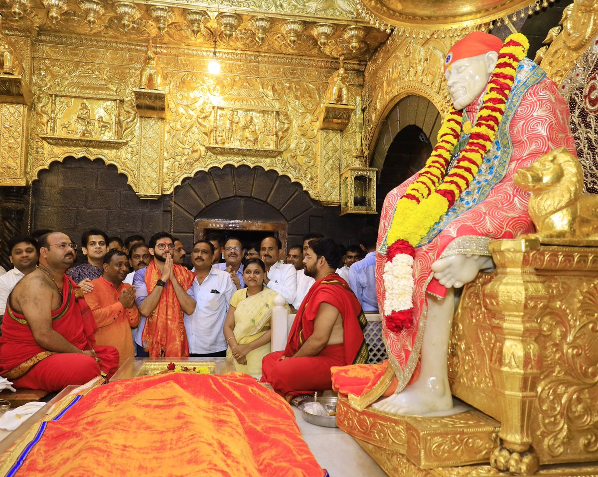AUThackeray's tweet photo. शिर्डी येथे श्री साईबाबांचे दर्शन घेतले. https://t.co/S6Y44O2HS2