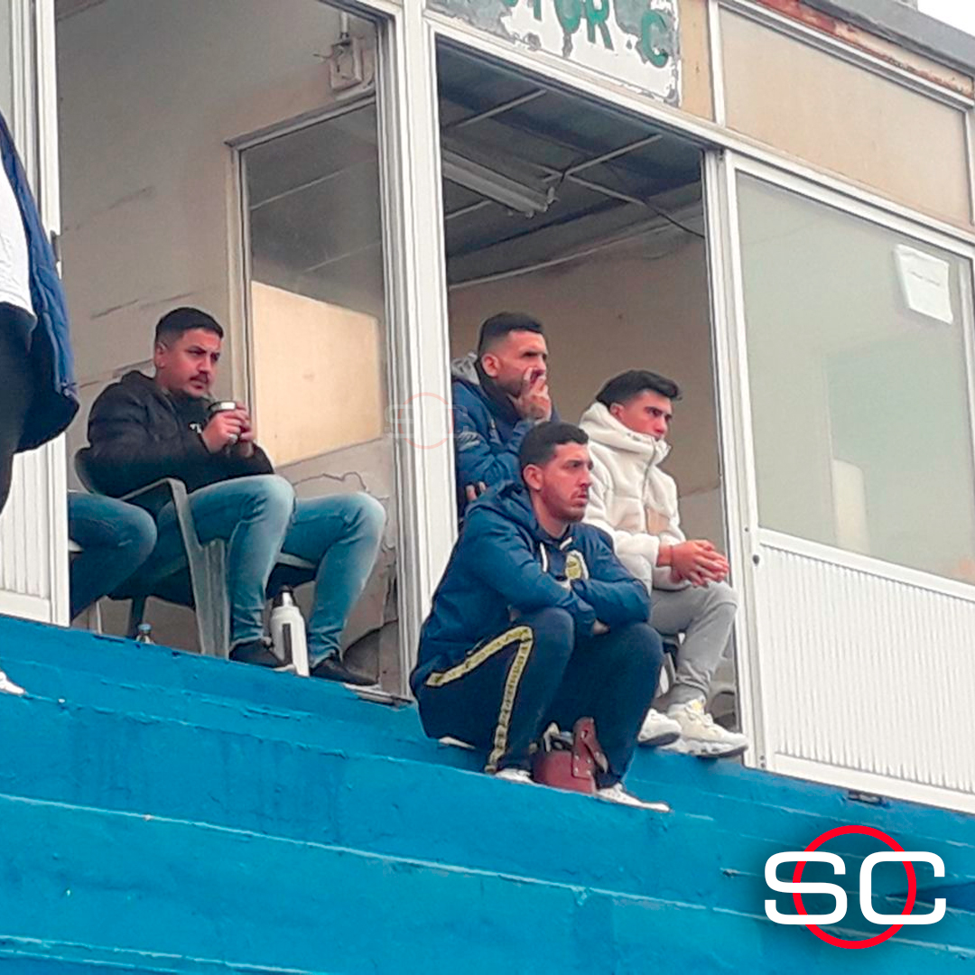 SC_ESPN's tweet photo. ¡Carlitos dijo presente! Tevez se sentó en un palco en Arroyo Seco para observar atentamente el triunfo Canalla en las #RESERVASxSC. https://t.co/eBqqmIXERY