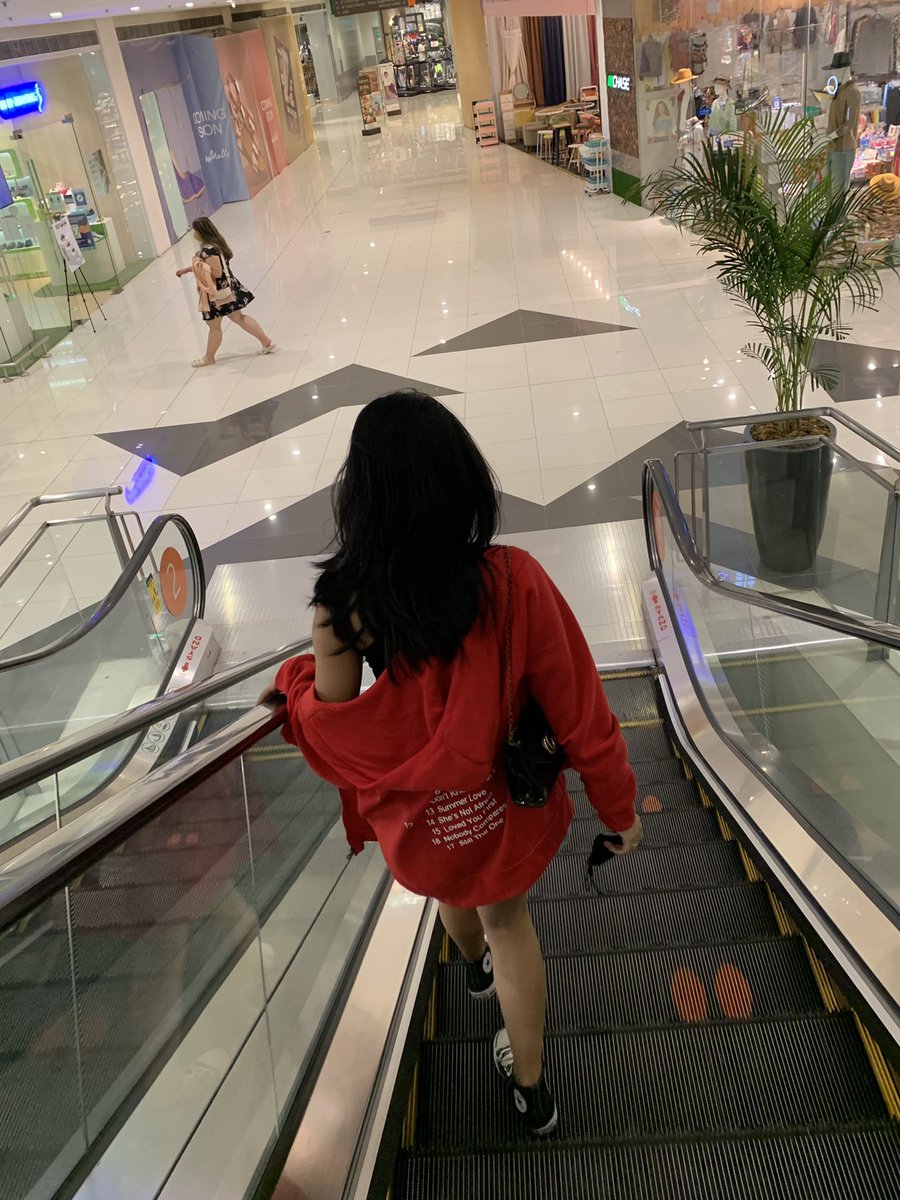 stansanrai's tweet image. she’s a 10 but she still celebrates every july 23rd for THAT [iconic and legendary, may i add] band.

#12yearsofonedirection #1Dweek