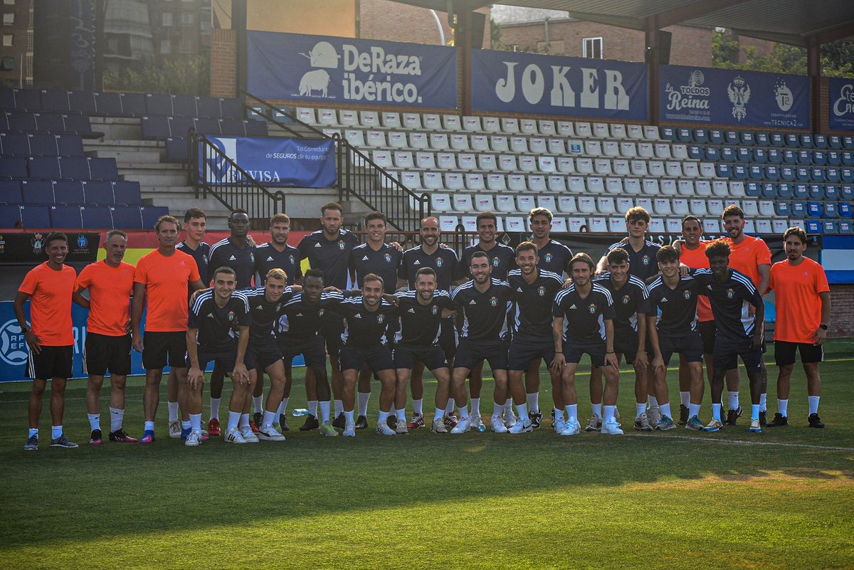 Primera semana completada
Con mucha ilusión y mucho trabajo 
Muy contento con la actitud y trabajo por parte de todos los miembros del club y por supuesto de los jugadores 
Seguimos