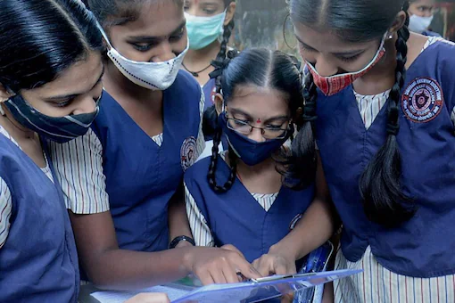 news18dotcom's tweet photo. #CBSE 10th, 12th Students Unhappy with Result Formula, Want 'Subject Wise Best of Either Term' https://t.co/BjhSdrIjwM https://t.co/D7kKEtmEwW