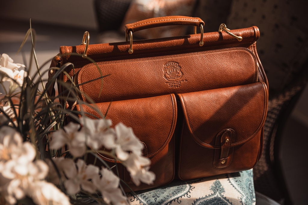 Bringing strong practicality and outward sophistication to your work day essential.
____

Shop the Garrison No. 147: l8r.it/U7TV