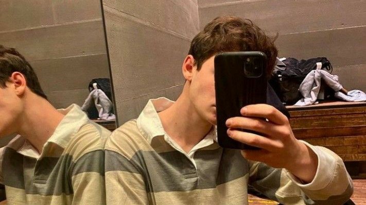 thinknoahs's tweet photo. Noah Schnapp mirror selfies; a tweet appreciation https://t.co/VNK9MbI32b