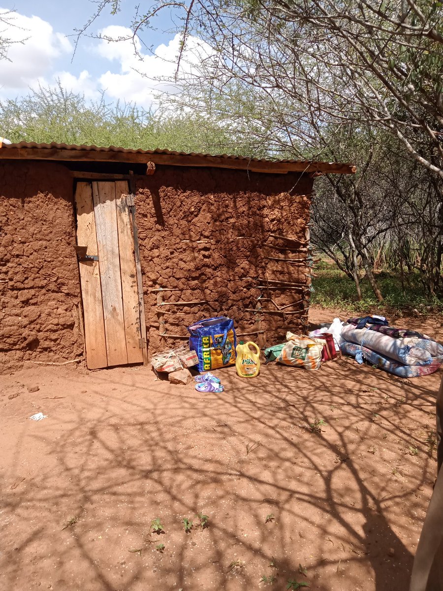Edithcherotich0's tweet photo. My house,well the house given to my by the community was not yet ready so I had to put up my tent https://t.co/YMBlM390mV