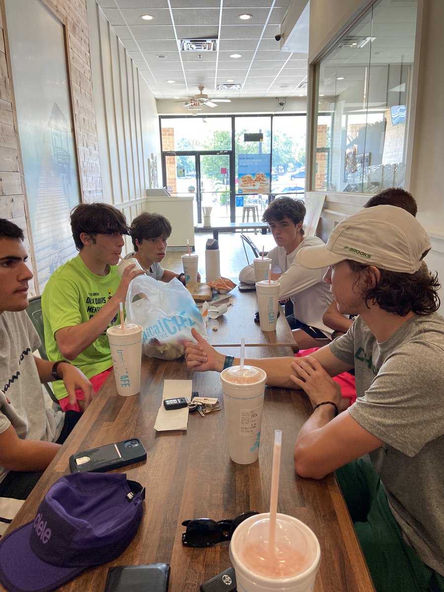 JasonBochert's tweet photo. First Umstead run for this entire group 💪. 10-12 miles of solid work. Big thanks to @finninator18 of @CharlotteTFXC for running and chatting with the guys. #tropicalsmoothie #HSXC #begolden https://t.co/o6LYvOtOzA
