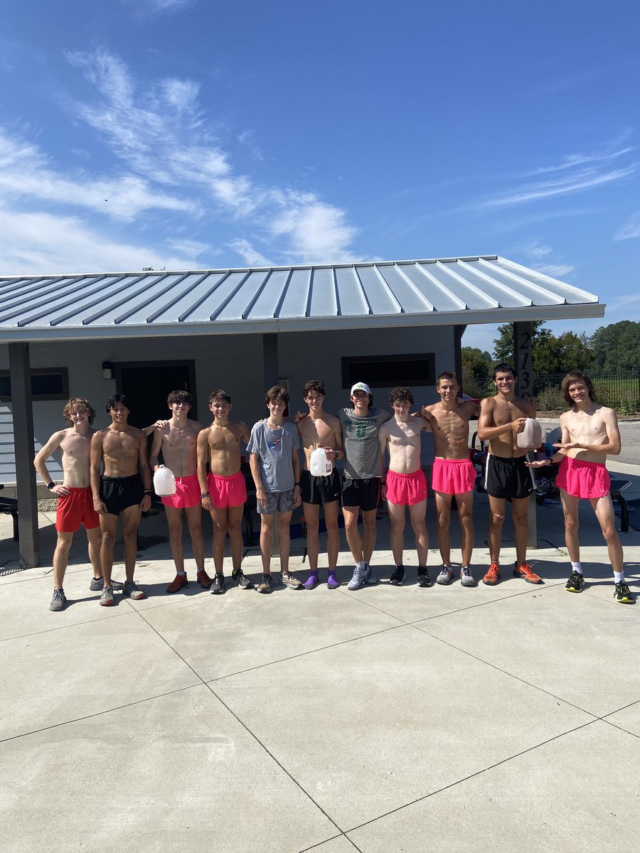 JasonBochert's tweet photo. First Umstead run for this entire group 💪. 10-12 miles of solid work. Big thanks to @finninator18 of @CharlotteTFXC for running and chatting with the guys. #tropicalsmoothie #HSXC #begolden https://t.co/o6LYvOtOzA
