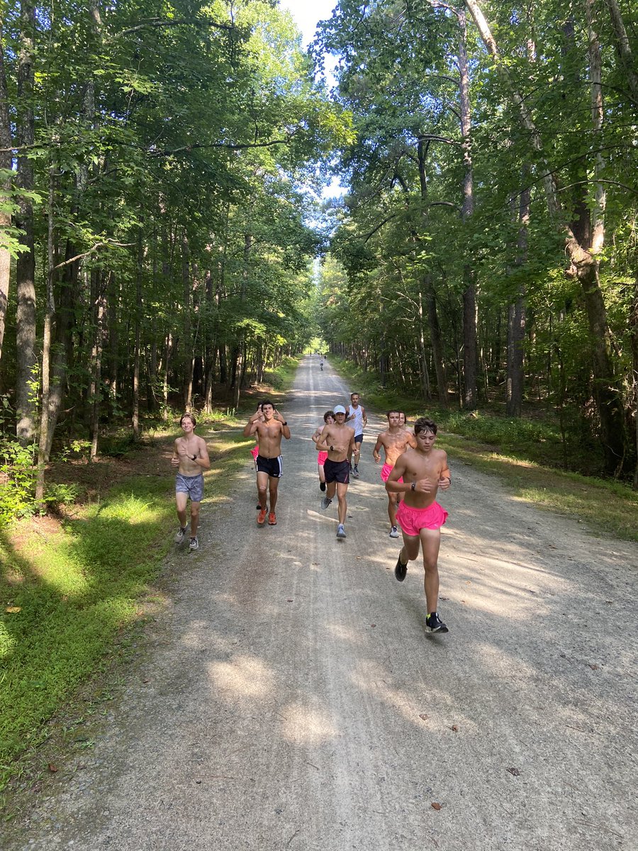 JasonBochert's tweet photo. First Umstead run for this entire group 💪. 10-12 miles of solid work. Big thanks to @finninator18 of @CharlotteTFXC for running and chatting with the guys. #tropicalsmoothie #HSXC #begolden https://t.co/o6LYvOtOzA