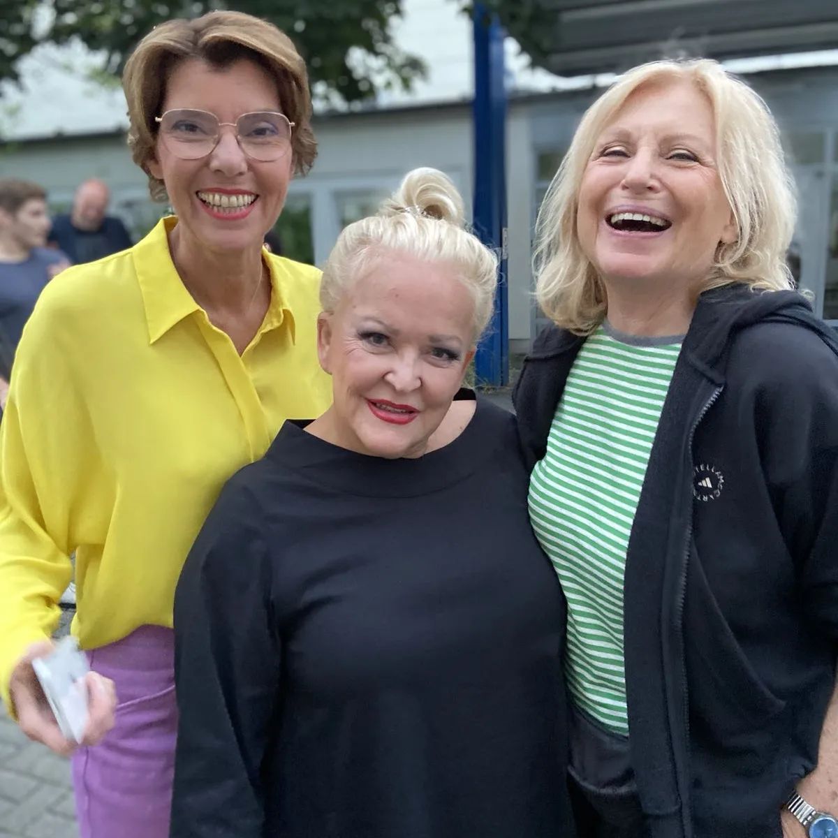 Stimmung war gut! Gestern (22.7.2022) beim #KölnerTreff | @WDR mit Moderatorin #BettinaBöttinger und Musical-Legende #AngelikaMilster.
📸 © #MarenKroymann