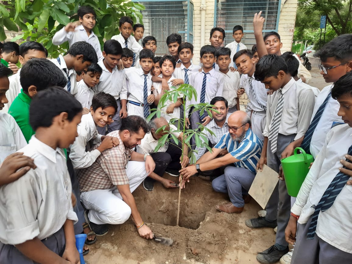 Schoubeytdc_doe's tweet photo. "Trees are poem that soil writes on the face of earth." 🌱🌳🌎
PLANTATION DRIVE AT RSBV SURAJMAL VIHAR DELHI, 1001006 @SurajmalSmv @bcthakur @Dir_Education @Minister_Edu https://t.co/qWwJB0Ir35