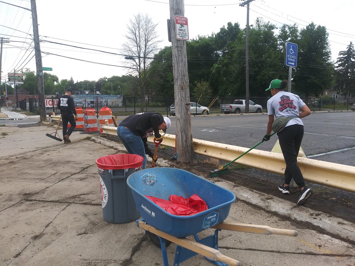 UptownKev30's tweet photo. It's what we do every day (cleanin' up our neighborhood), but Saturdays we got the best volunteers in the world.
#DetroitBlightBusters #ArtistVillageDetroit https://t.co/gwWrywlQaC