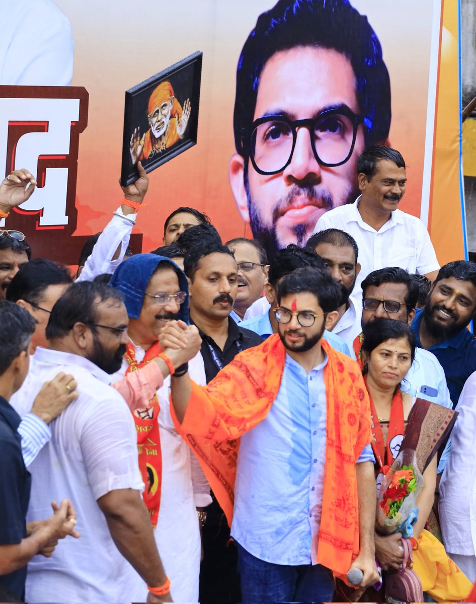 AUThackeray's tweet photo. 'शिव संवाद' यात्रेदरम्यान शिर्डी येथे घेतलेल्या सभेस भर पावसातही शिवसैनिकांचा नेत्रदीपक प्रतिसाद लाभला! https://t.co/cXzQAGzpv6