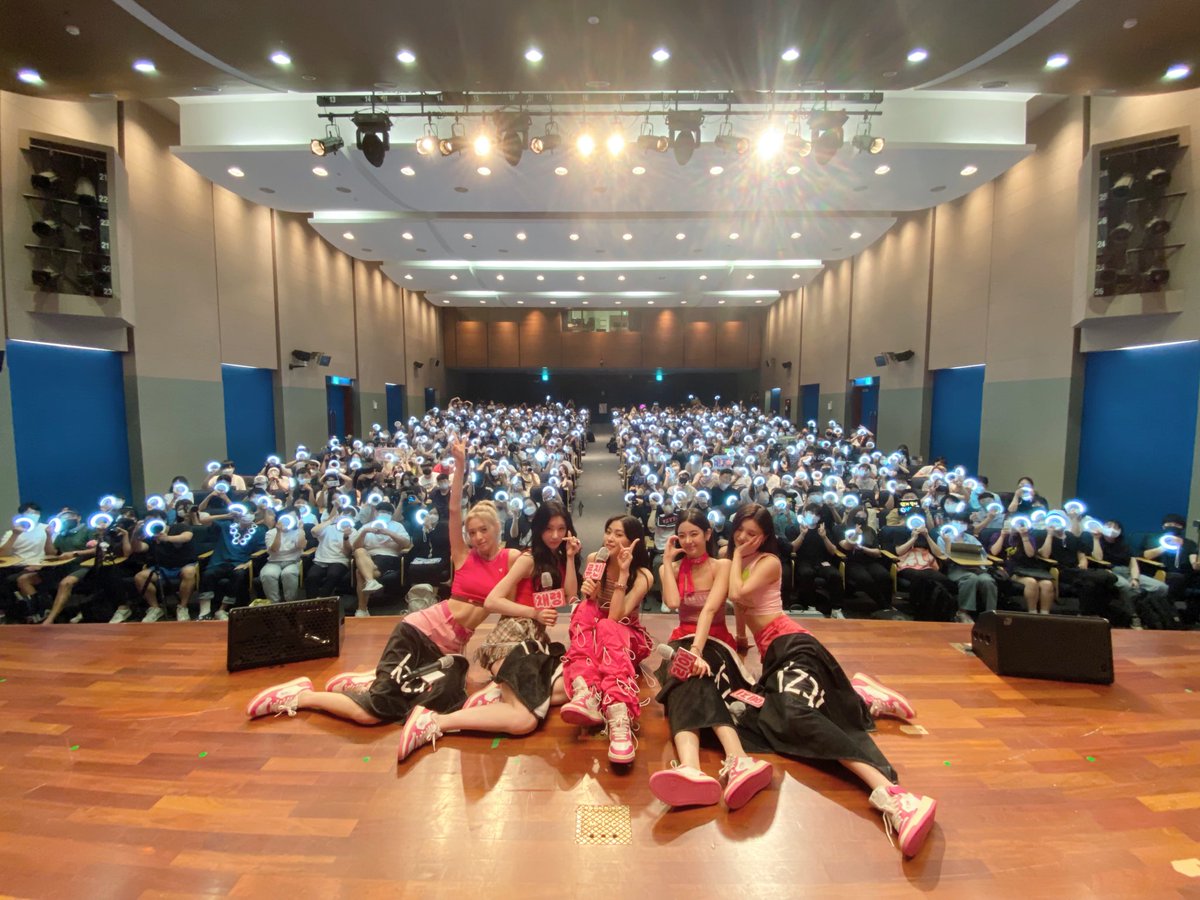 Jeongiian_'s tweet photo. MIDZY will always be by ITZY's side, right?✨Thanks for the wonderful time today💖 https://t.co/Fc8R6Zelop