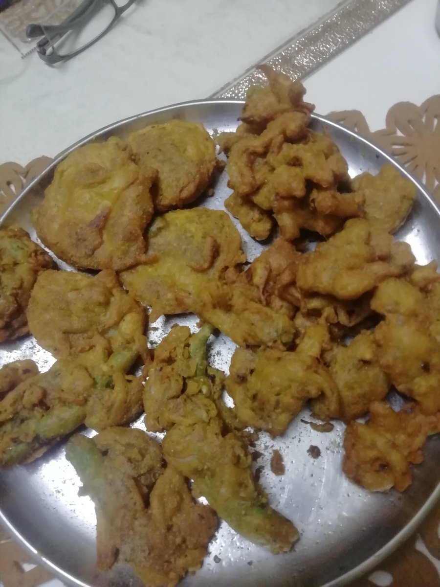 Hindustani01011's tweet image. #pakode  आ जाओ मित्रो😋🤗💐