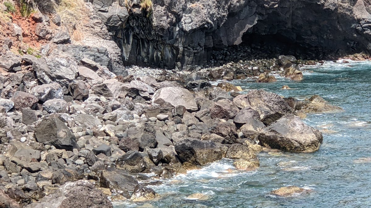 bombilla13's tweet photo. Ha debido de caer por esta zona, detrás de la montaña https://t.co/ft1Pl9DFoj