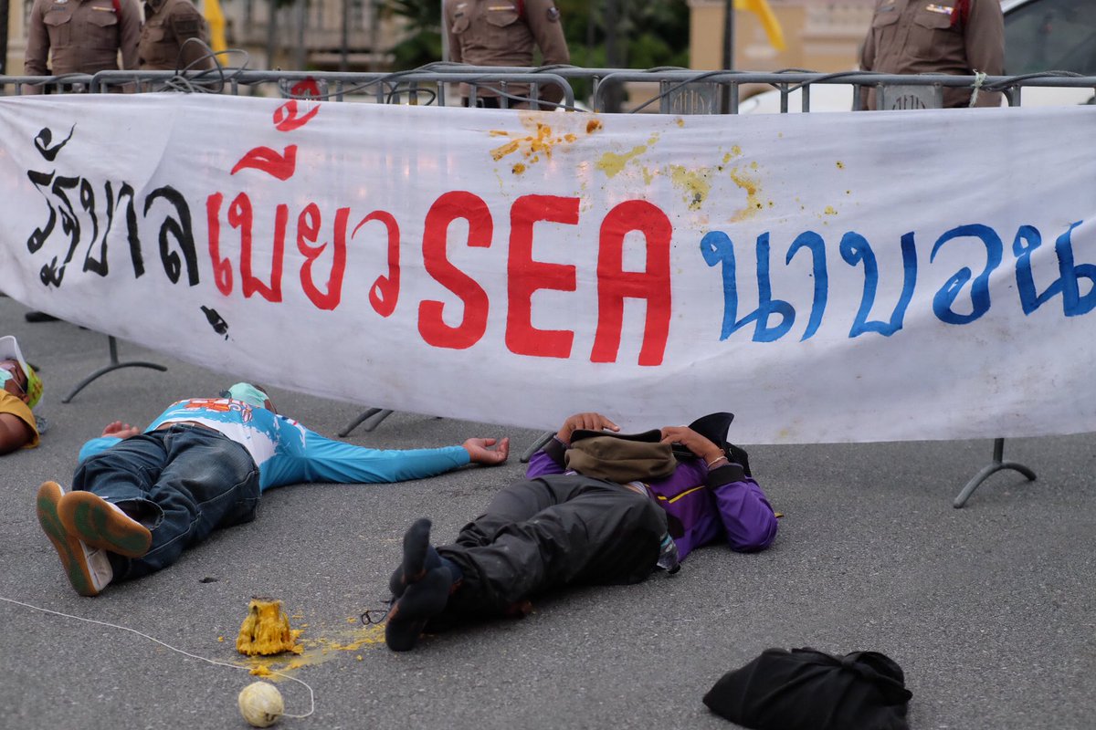 ปฐมบท #saveนาบอน เล่าแบบให้เข้าใจง่ายๆ 

มีที่ดิน 2-3 ร้อยไร่ ถูกกว้านซื้อไปโดนบ.เอกชน ของ พล ตร เอก วิรชัย ทรงเมตตา โดยบอกชาวบ้านว่าต้องการเอาที่ไปทำตลาดการเกษตร หลายคนที่ยอมขาย เพราะเข้าใจว่าเป็นโครงการที่มี ปย กับชุมชน 1/ต่อ