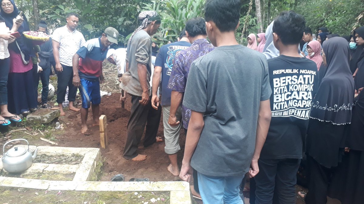 kehilangan sosok mbah Putri yang sangat periang dan suka guyon. Innalillahi, surga kagem njenengan mbah (embahnya istri saya)