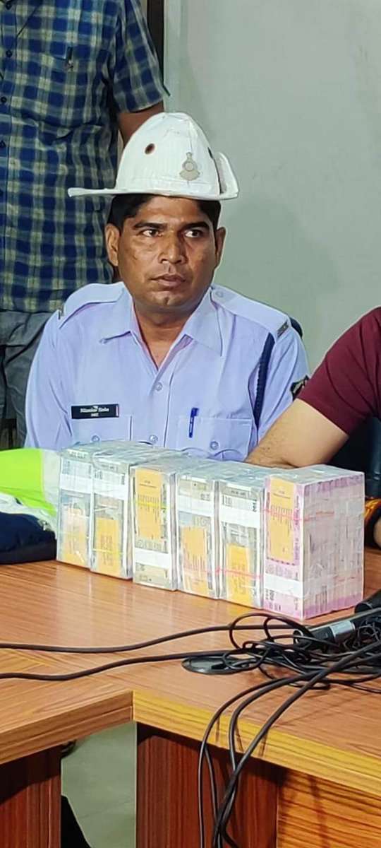 रायपुर एयरपोर्ट पर कार्यरत ट्रैफिक आरक्षक नीलांबर सिन्हा को लावारिस हालात में ₹45 लाख नगदी से भरा बैग प्राप्त होने पर उन्होंने एसएसपी रायपुर को यह बैग लौटाया और सभी के समक्ष निस्वार्थ सेवाभाव का उदाहरण प्रस्तुत किया है।
नीलांबर सिन्हा की इस अनुकरणीय ईमानदारी को मेरा सलाम।