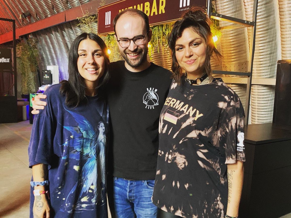 Two of my favorite people 🥰 always great to see you <a href="/krewellayasmine/">Yasmine</a> &amp; <a href="/KrewellaJahan/">Jahan</a> ☺️ great show &amp; crowd yesterday!! 😍🔥