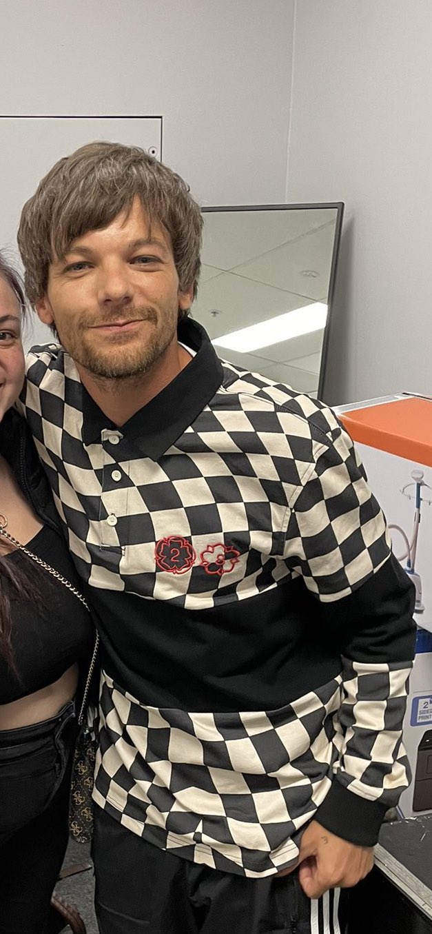 Louis Tomlinson Fashion on X: Louis is wearing a self-designed black shirt  on stage tonight. The graphic shows a black 28 in the chest carved inside  deep red colouring, with the “28