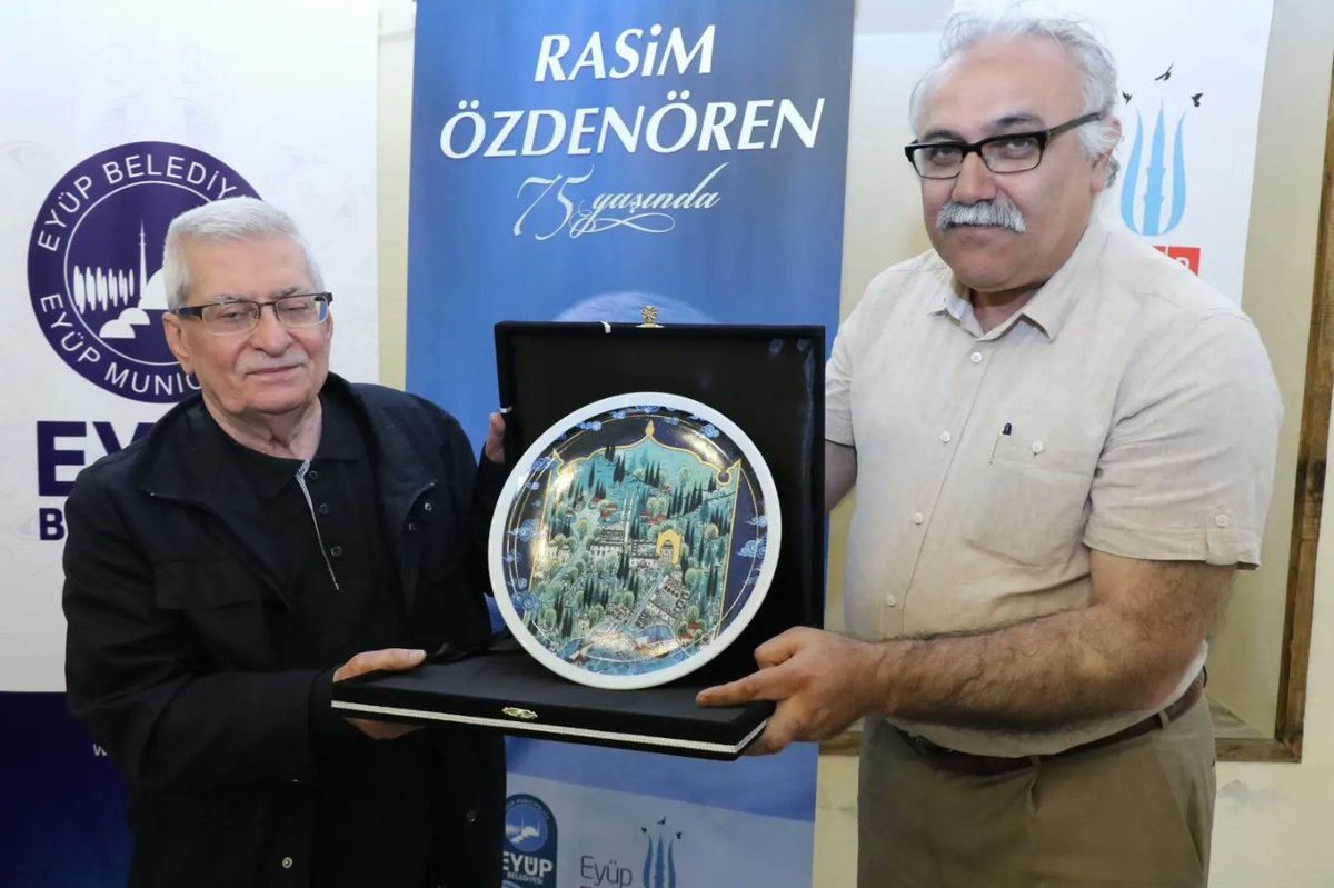 Rasim Abi Eyüpsultan'ı severdi,biz de O'nu. 2015'te Caferpaşa Medresesi'nde "75.Yaşında Rasim Özdenören" programı hazırlamıştık.Orada Eyüpsultan'lı günlerini hasret ve samimiyetle anlatmıştı. Ve bugün çok sevdiği Eyüpsultana ebedi olarak dönüyor. Rasim abi kalbimizde.
