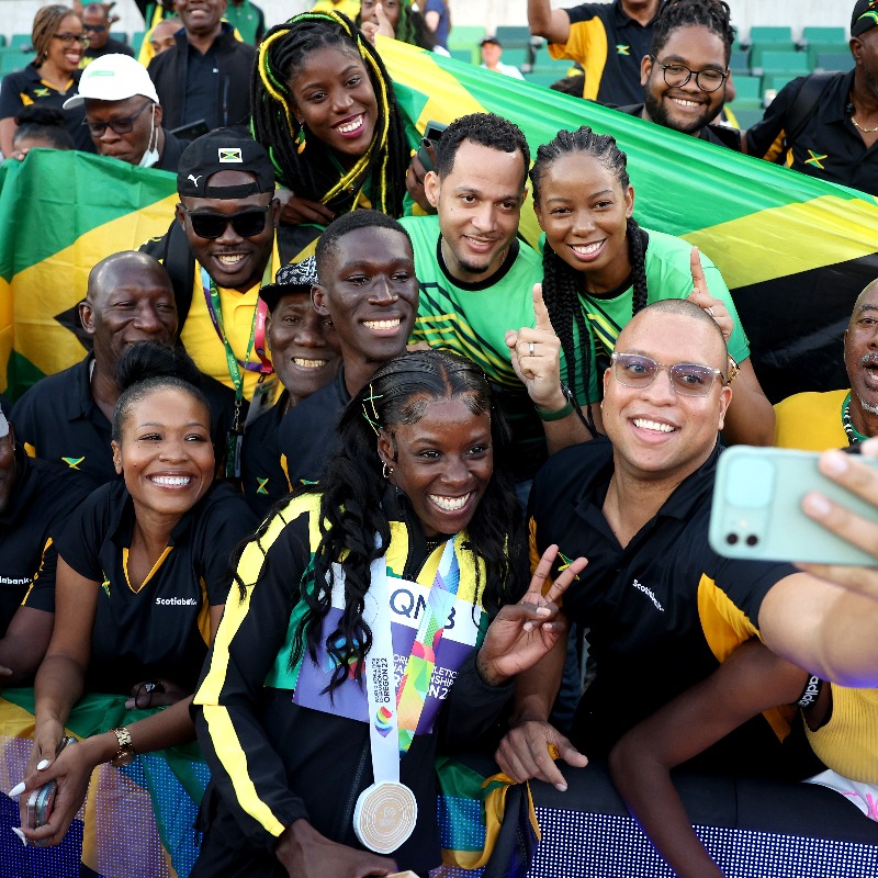 WorldAthletics's tweet photo. Recently crowned world 200m champion @sherickajacko 🇯🇲 believes everything happens for a reason. 

Last year, when she missed the Olympic semifinals by just four thousandths of a second – she might not have known what that reason was.

She does now 👇