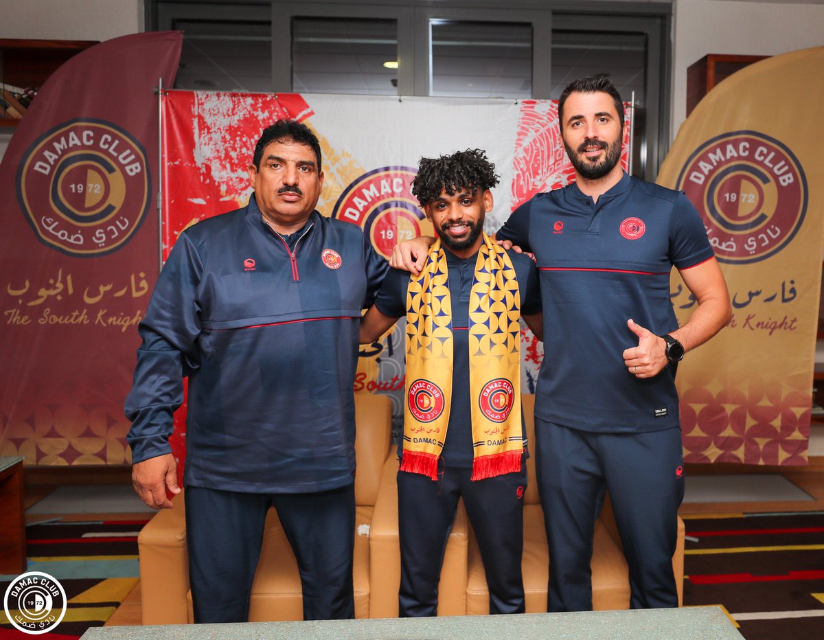 MUNASSER14's tweet photo. بعقد يستحقه 💪 الجوكر عزوز ضمكاوي حتى 2024 🤍💛❤️
.
. 
عبدالعزيز مجرشي 🎼

@Sport_DRC 
@az20_majrashi 
@DAMAC_CLUB 
.
.
#دوري_محمد_بن_سلمان_للمحترفين https://t.co/oy0TYZClvv