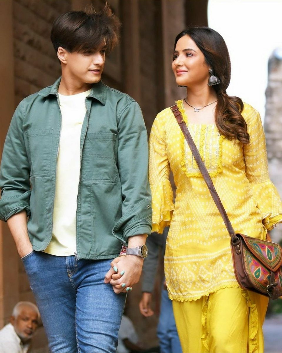 Nishi95388419's tweet photo. 94M  views complete on🎉😭✊
#PyaarKarteHoNa is ruling 🔥
100M soon 🤞

Congratulations to the whole team 🎊
Their chemistry ❤️✨
@jasminbhasin  
@momo_mohsin
@stebinbenmusic
@shreyaghoshal
@VYRLOriginals
#JasminBhasin
#MohsinKhan 
#Jasminians 
#MoMinions https://t.co/7Lub8xaHYx
