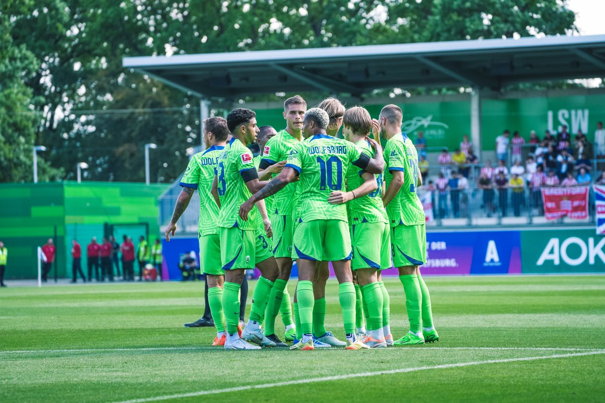 VfL_Wolfsburg's tweet photo. Feierabend! Die Wölfe gewinnen den Test gegen den @BrentfordFC mit 4:0! 👏

#WOBBRE #VfLWolfsburg https://t.co/zrsSPYgxvJ
