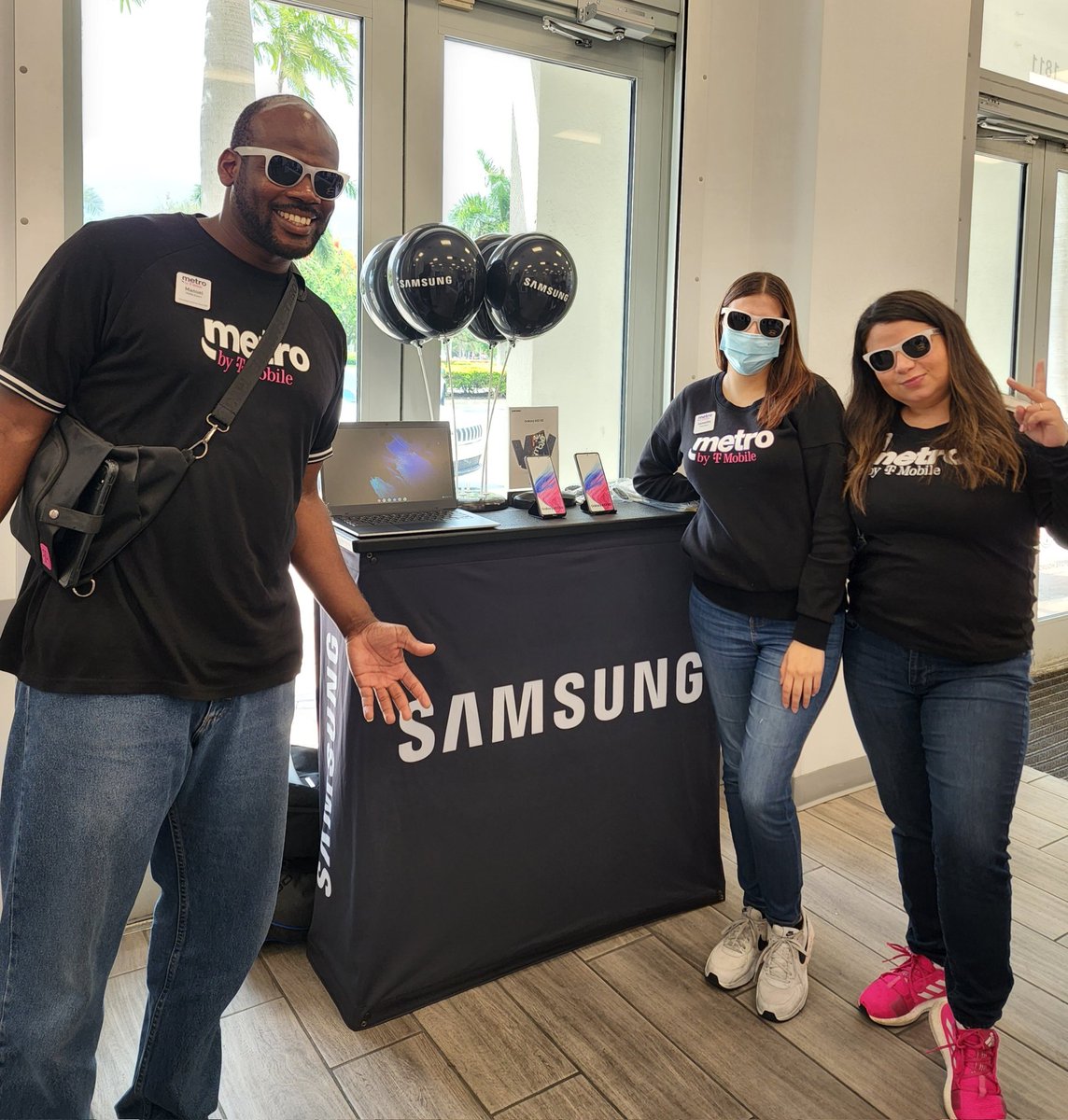 This store is so bright you have to wear shades!!!! Visit us in #Hollywood (FL) to meet your Samsung Experts, get your Chromebook Go and get ready for #back2school! Love to share with the No2 store in the country! @KatyaRaskin @AnnieG_FL @MariCalcano @TonyCBerger @pavelmiranda