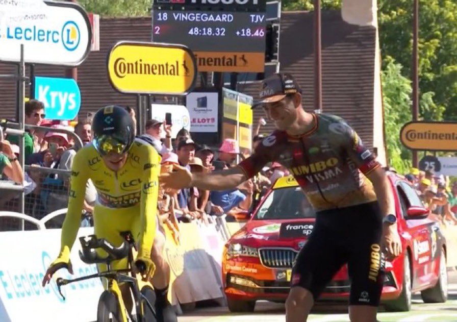 AlbertoArauzM's tweet image. Pues nada, la 3ª de Van Aert. Y llorando por el triunfo de un compañero para los que puedan pensar que es egoísta. Tres semanas regalando espectáculo del bueno. A sus pies, Don Wout🎩 #TdF2022 #TourEnCOPE