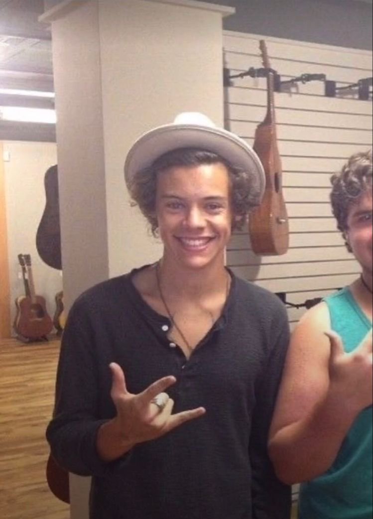 crapbagnotmike's tweet image. let’s cry together🥹 #12yearsofonedirection #1Dweek #1Danniversary