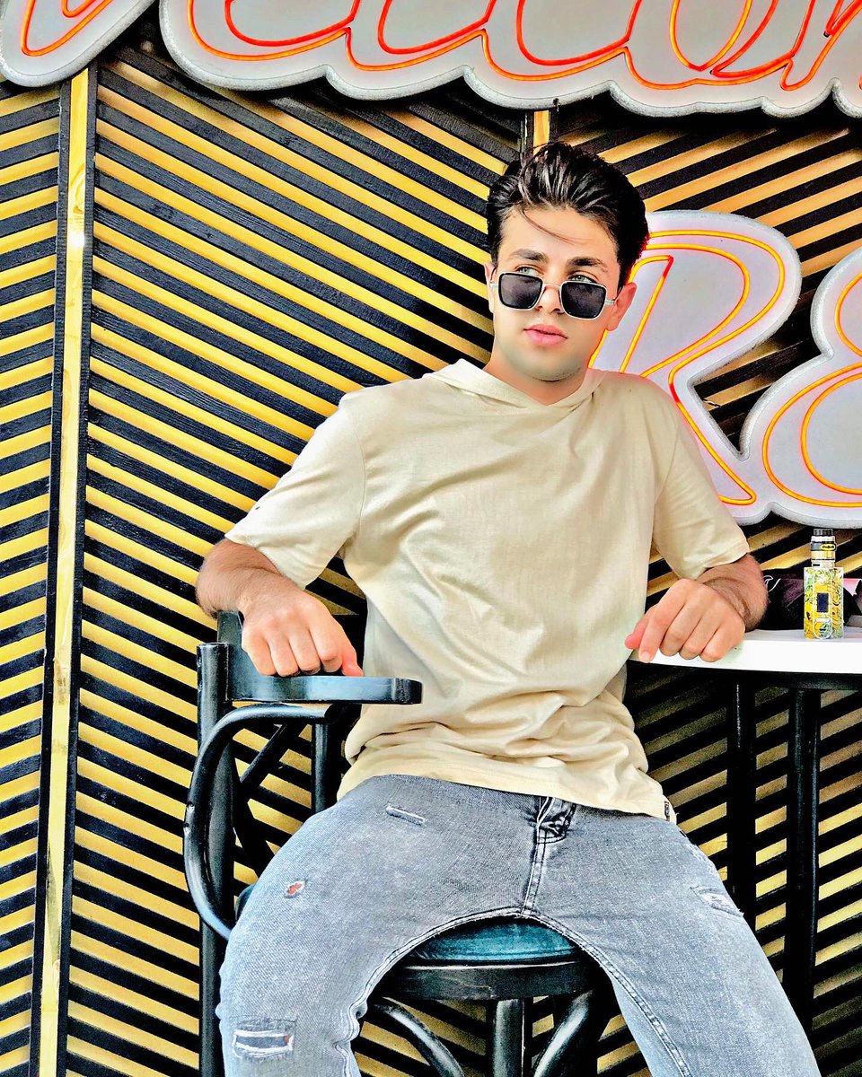 ملهاش رجلين عشان تقف ع حد 🖤