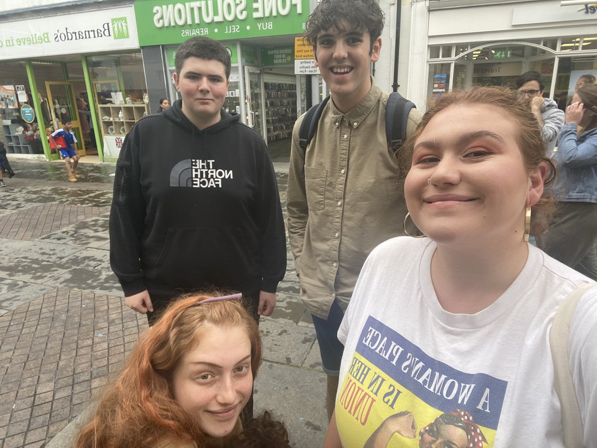 📸 A quick snap of some of our members after our #Bridgend and #Ogmore Summer Social today! Great to brainstorm some ideas for campaigning over the summer and plans for the future 🏳️‍🌈 thanks to all who came! 🌹